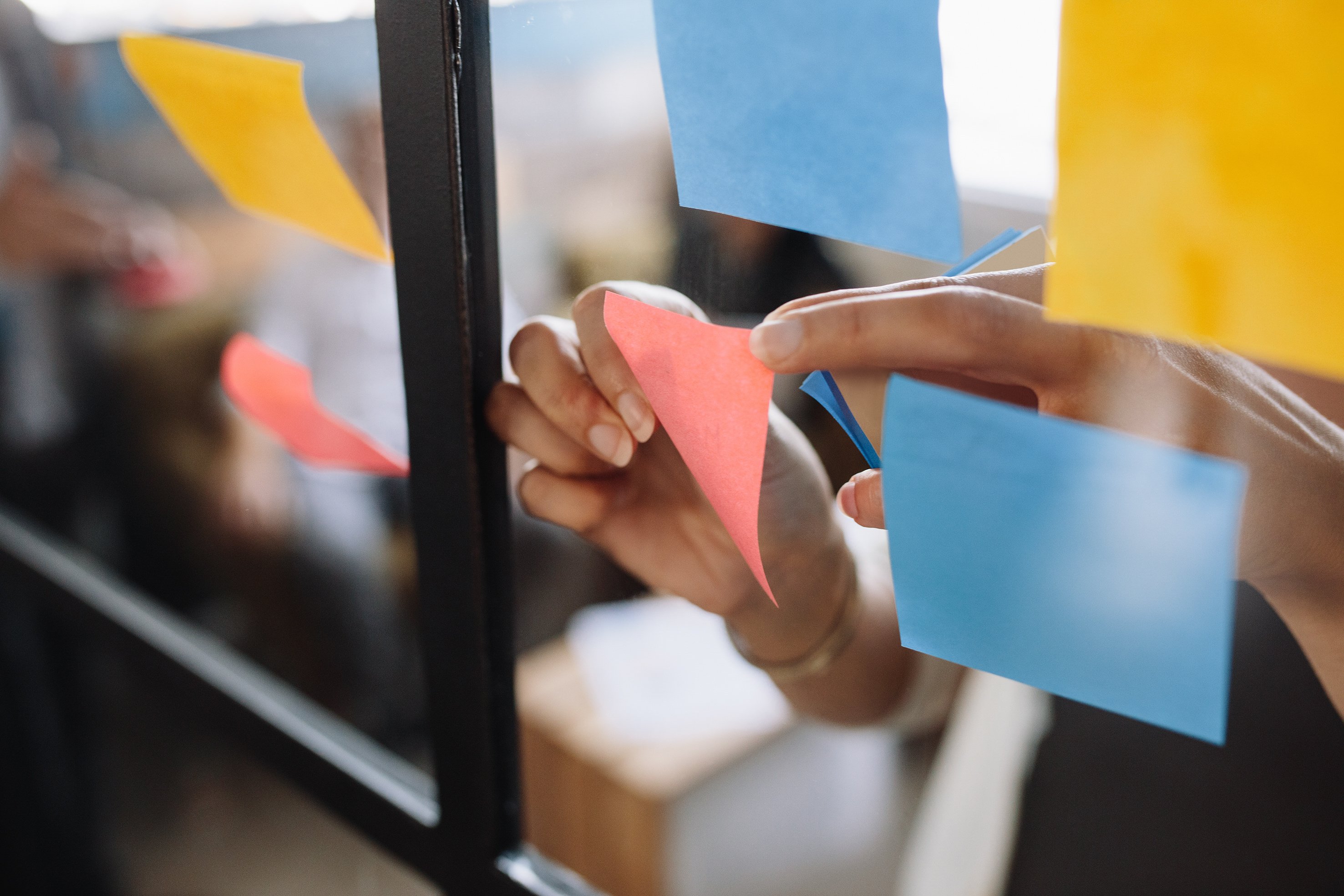 HubSpot makes it easy to categorise your content by themes and topics.